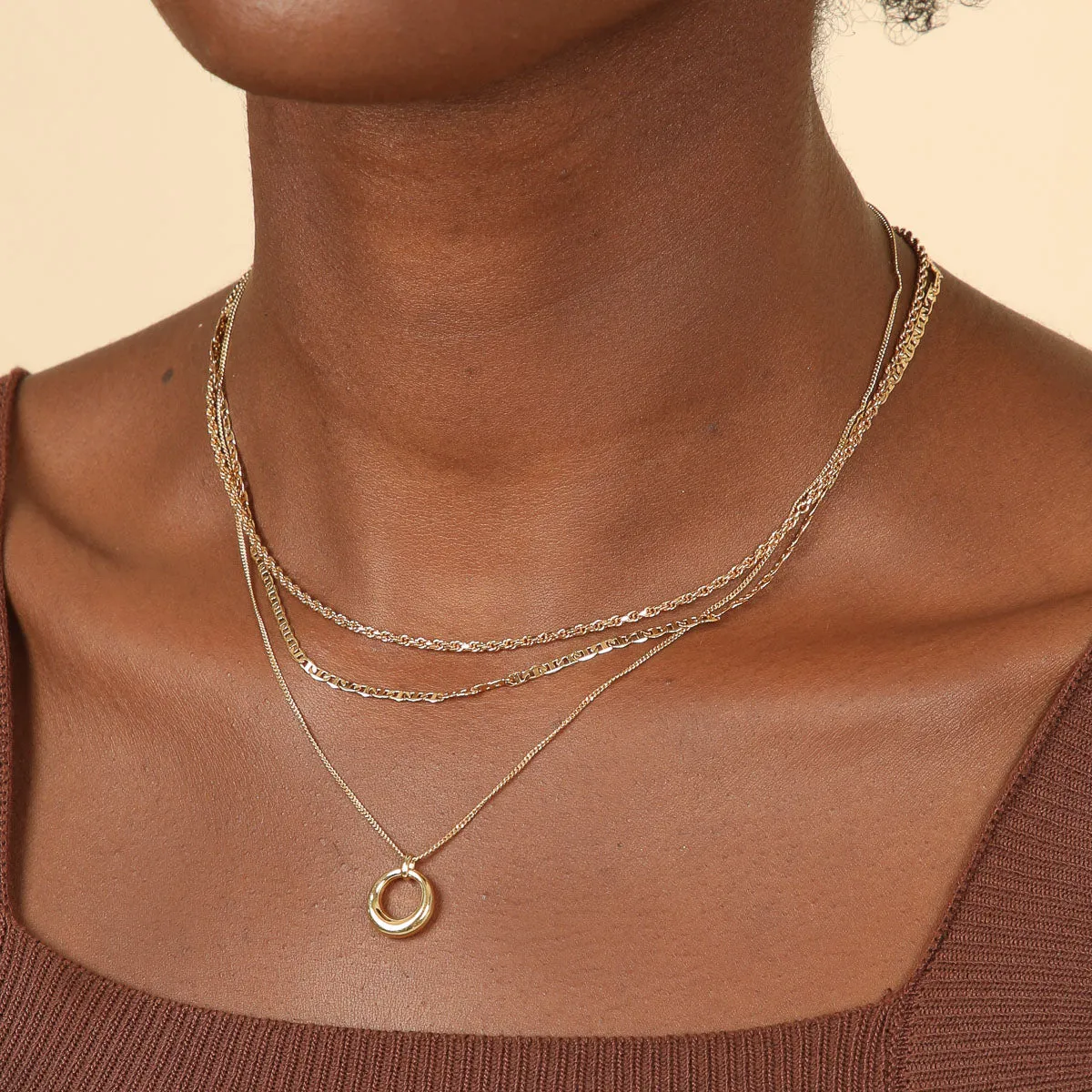 Bold Halo Pendant Necklace in Gold