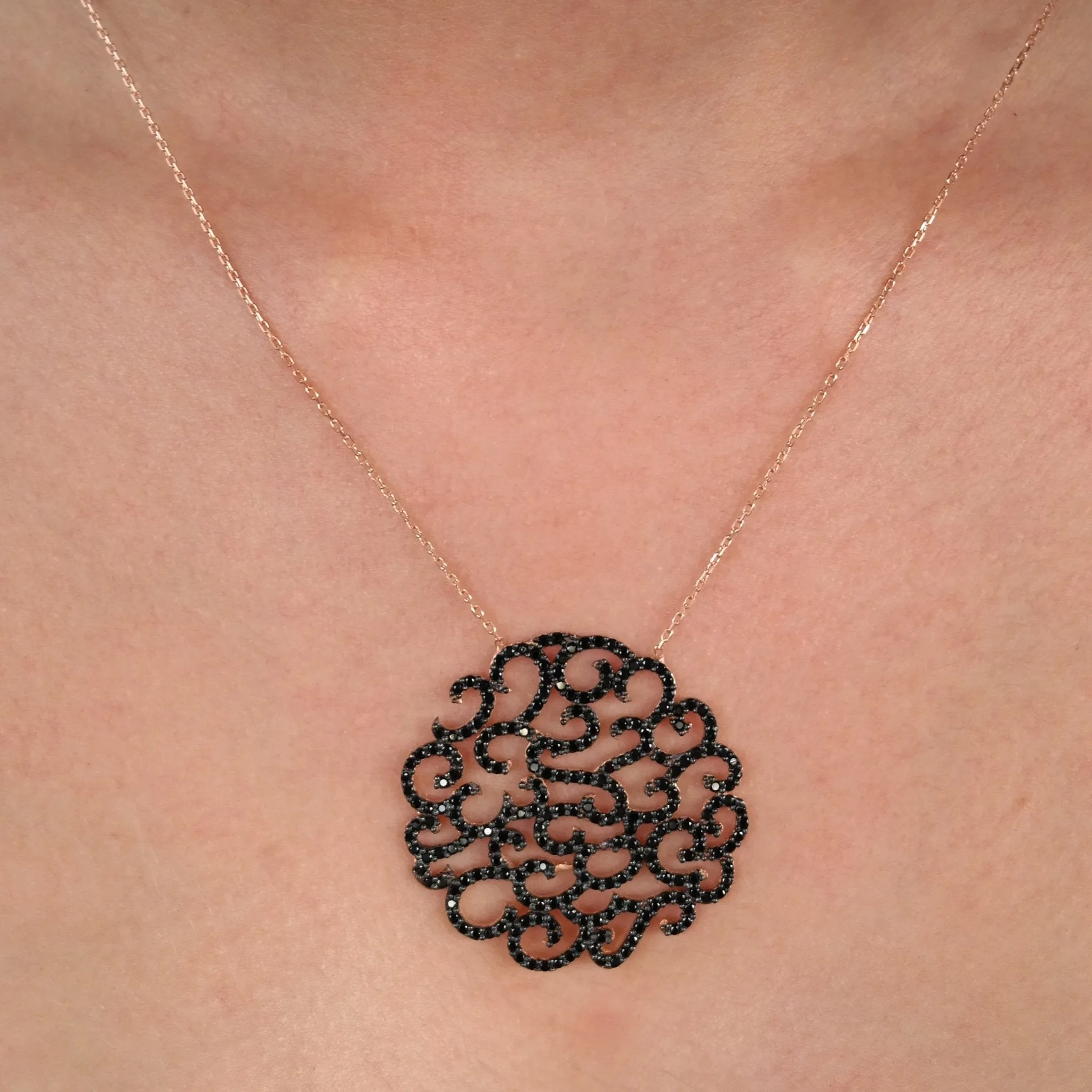 Round Black Ivy Silver Necklace With Pendant